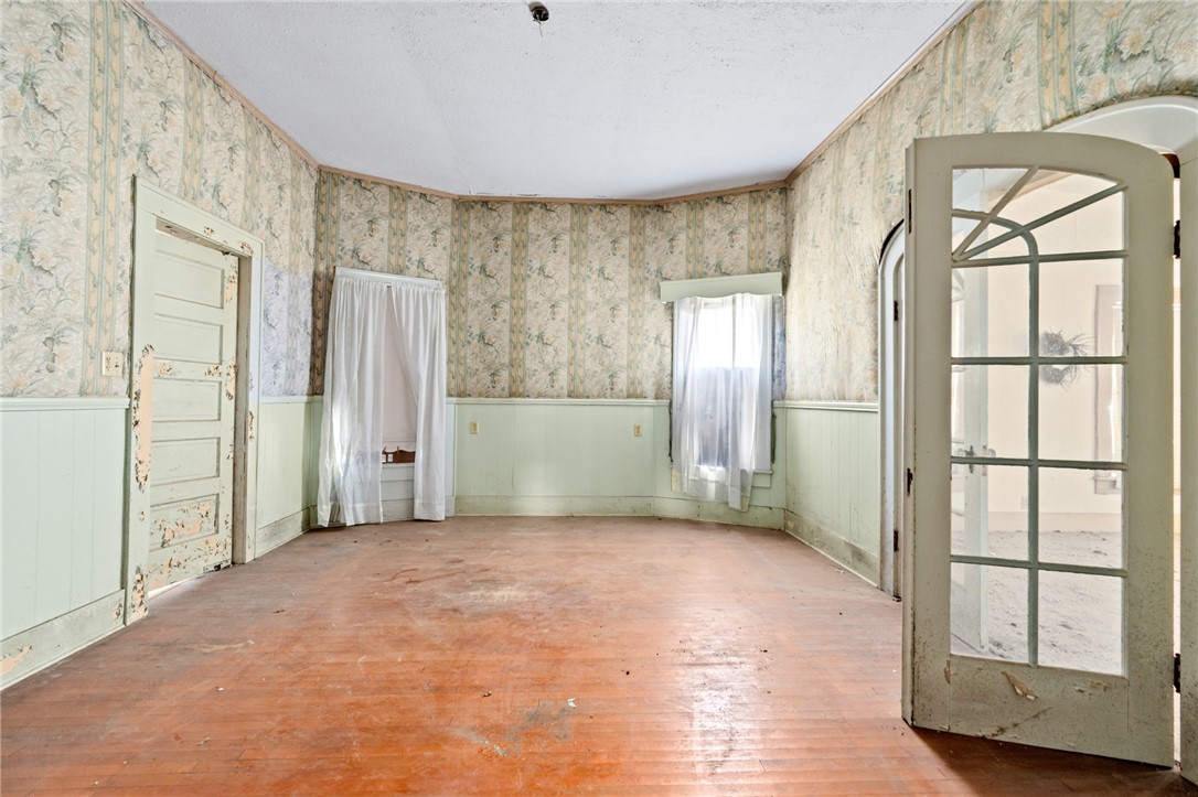 306 East Adams Street Itasca, TX 76055 - Photo 7 of 29 a view of an empty room and window
