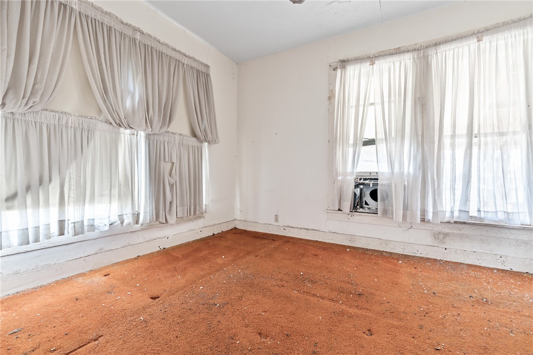 306 East Adams Street Itasca, TX 76055 - Photo 10 of 29 an empty room with windows