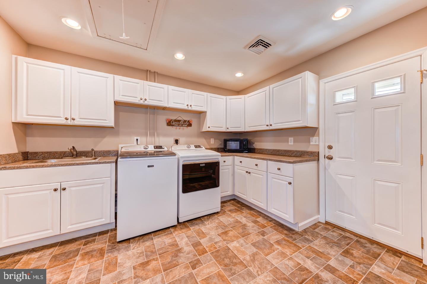132 Hedge Road Levittown, PA 19056 - Photo 11 of 23 Gallery Image 11