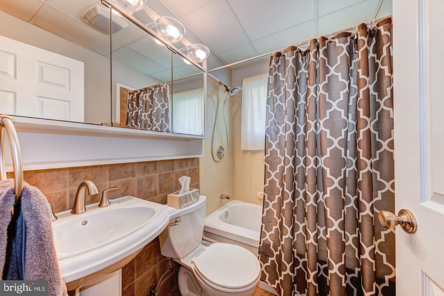 132 Hedge Road Levittown, PA 19056 - Photo 16 of 23 Gallery Image 16