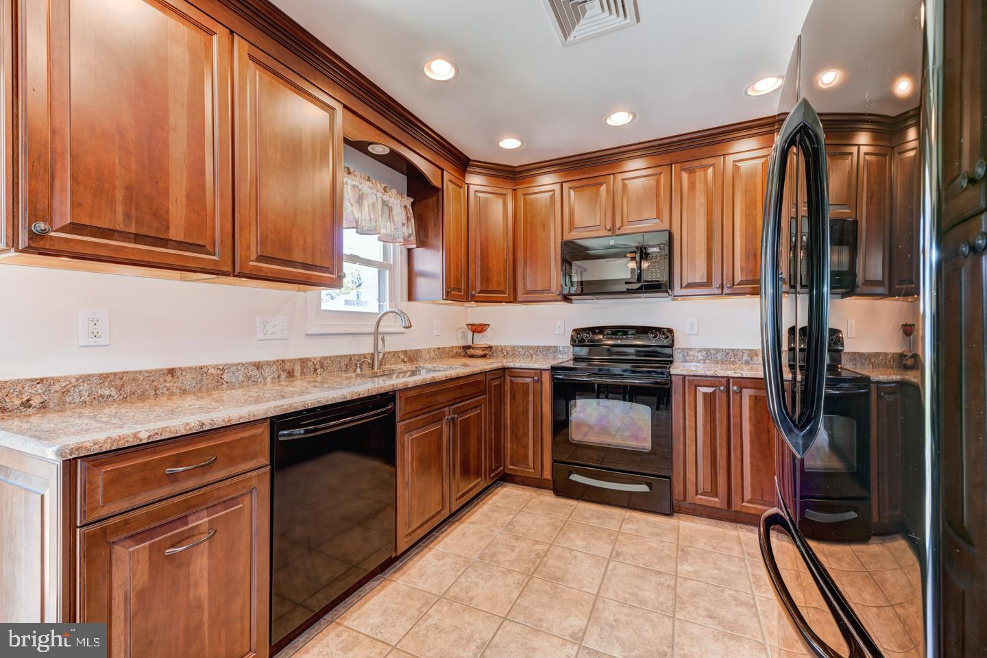 132 Hedge Road Levittown, PA 19056 - Photo 7 of 23 Gallery Image 7