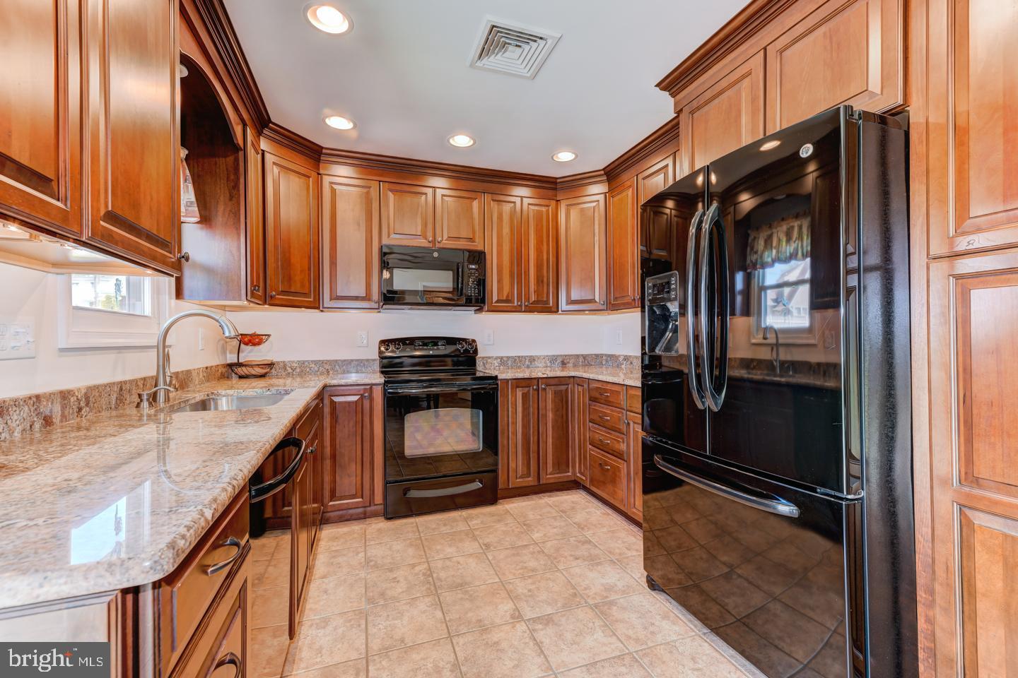 132 Hedge Road Levittown, PA 19056 - Photo 8 of 23 Gallery Image 8