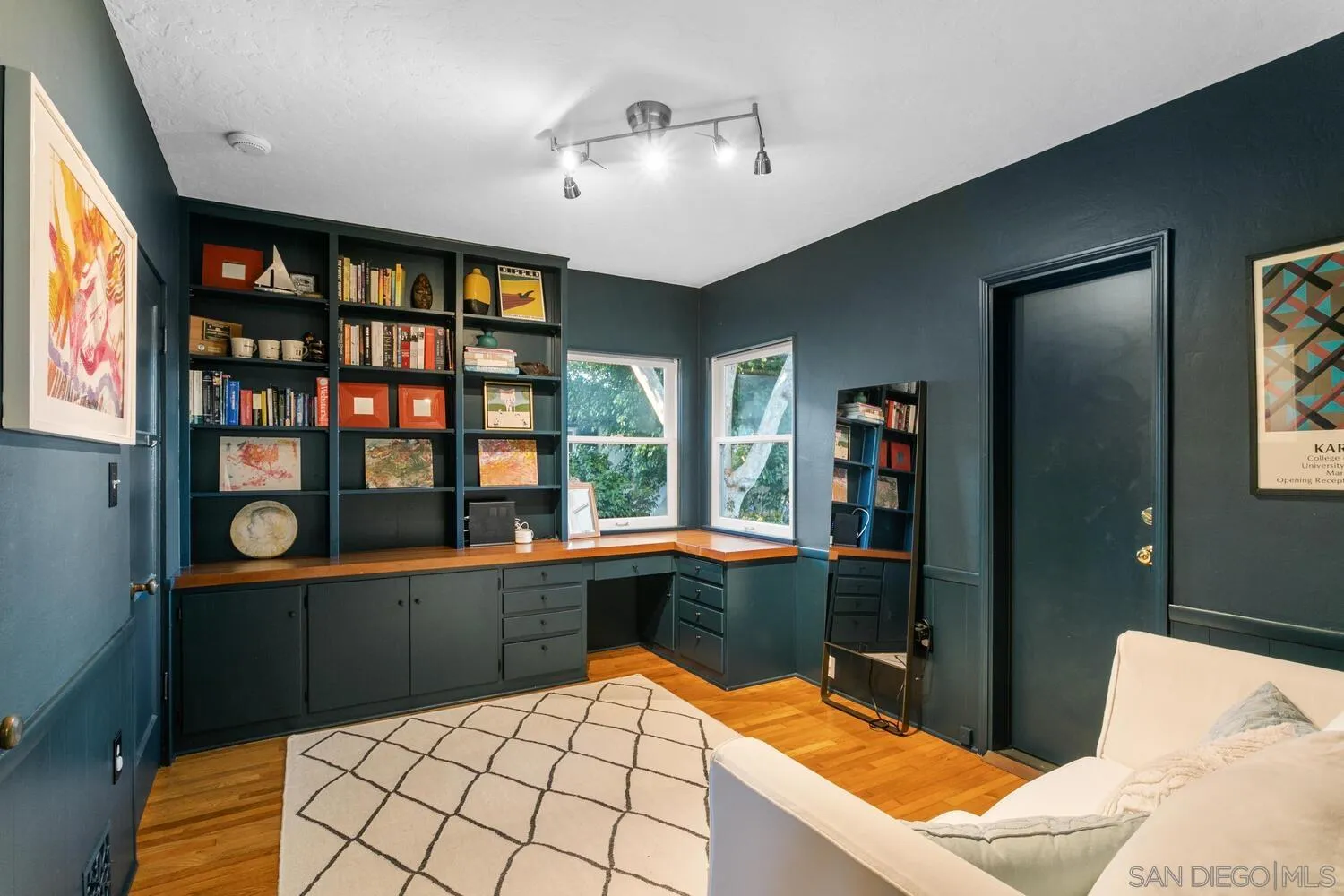 3443 Freeman Street San Diego, CA 92106 - Photo 29 of 35 a room with a bed and a window