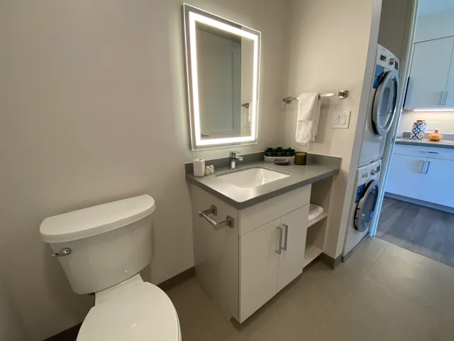 $1,649 | 409 Elm Street, Unit 205, Manchester, NH 03101