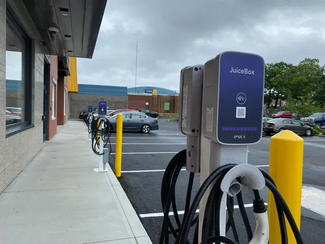 $1,649 | 409 Elm Street, Unit 205, Manchester, NH 03101