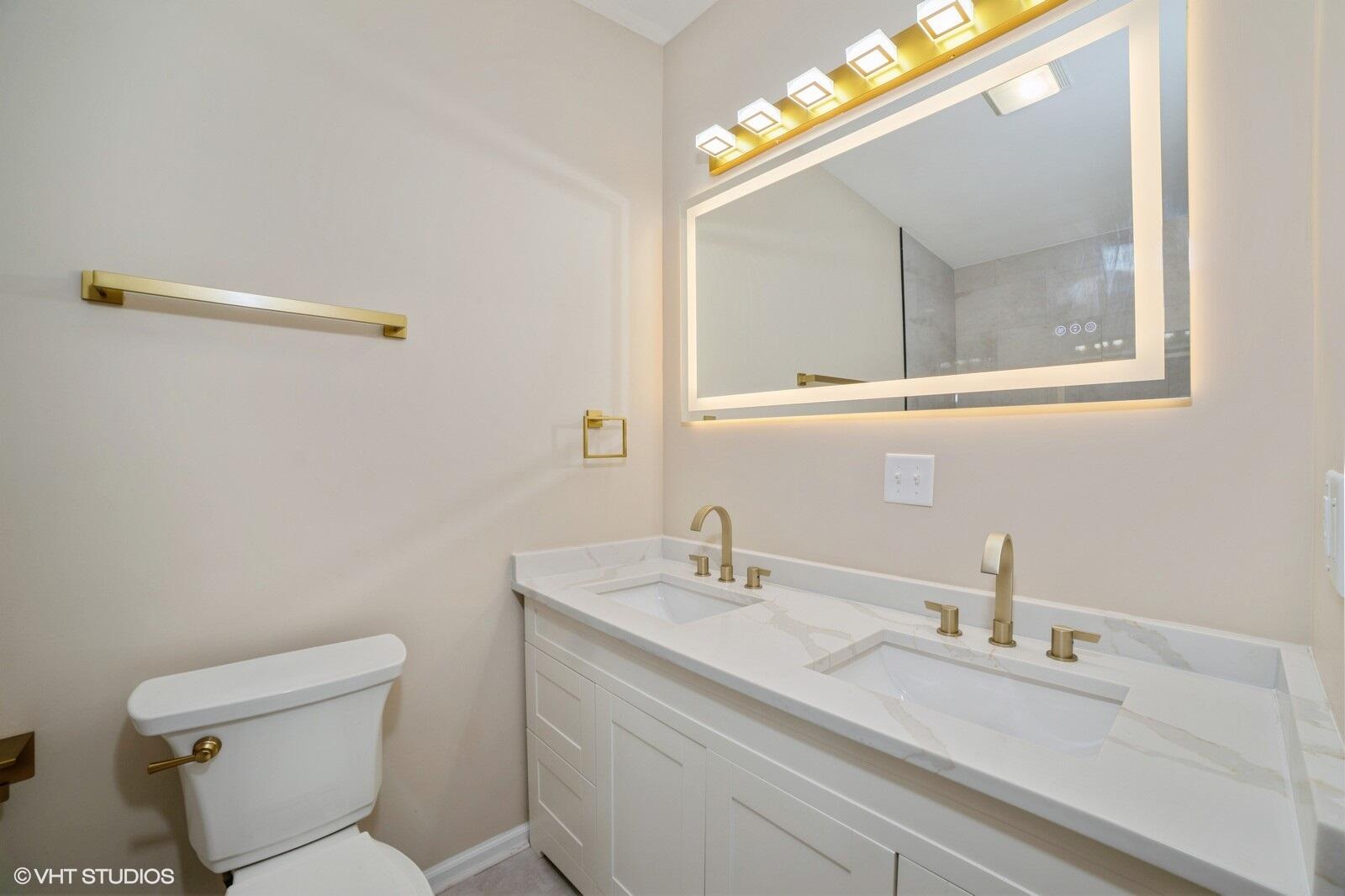 933 East 44th Place Gary, IN 46409 - Photo 18 of 28 a bathroom with a toilet a sink and mirror