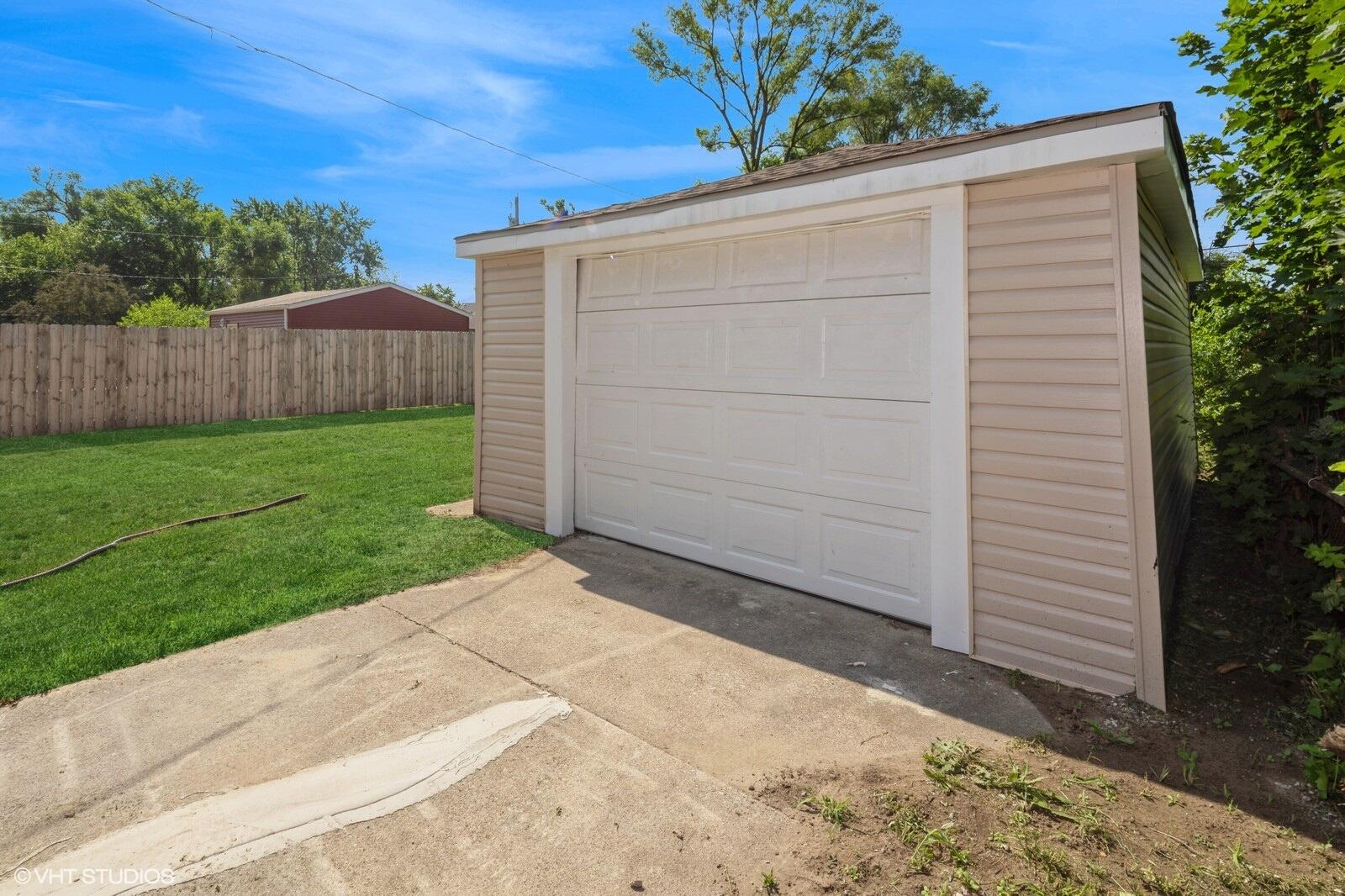 933 East 44th Place Gary, IN 46409 - Photo 25 of 28 a backyard of a house