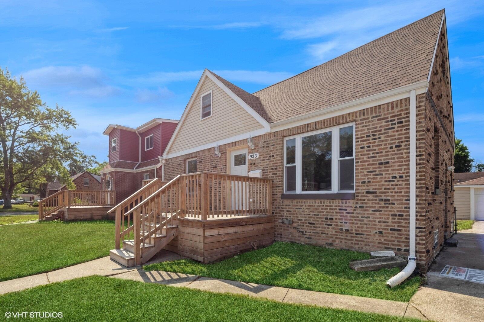 933 East 44th Place Gary, IN 46409 - Photo 3 of 28 a front view of a house with a yard