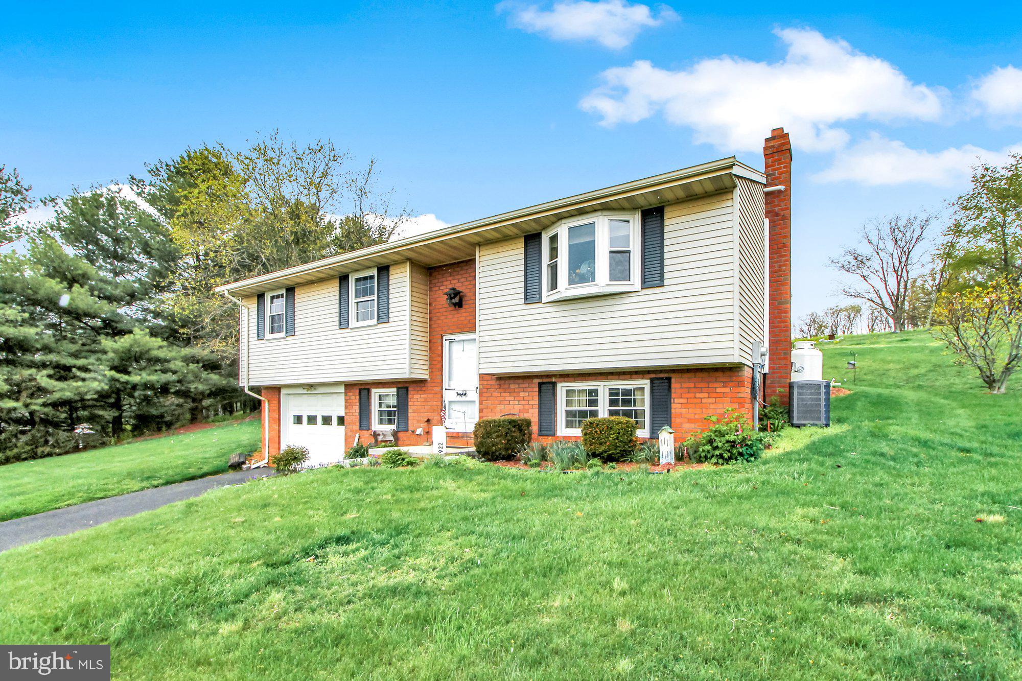 922 Hobart Road Hanover, PA 17331 - Photo 2 of 28 a front view of a house with garden