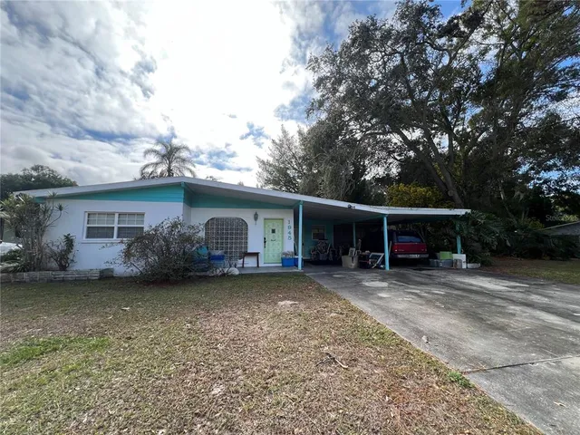 a view of a house with a yard