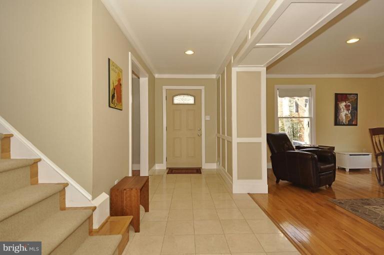 111 Hart Road Gaithersburg, MD 20878 - Photo 8 of 30 Entrance / Foyer