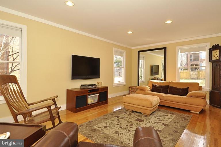 111 Hart Road Gaithersburg, MD 20878 - Photo 9 of 30 Living Room