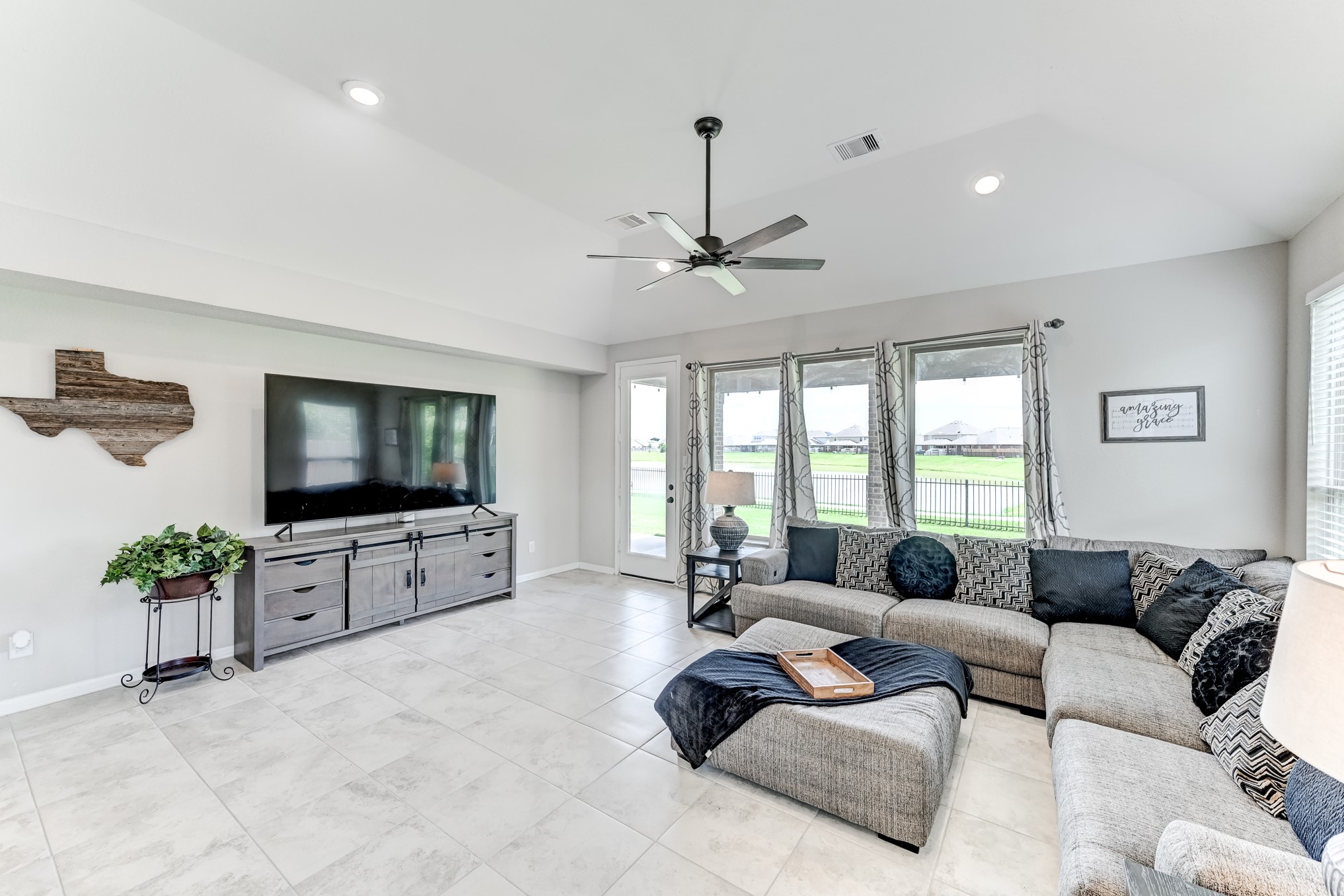 25307 Champion Ridge Court Katy, TX 77493 - Photo 11 of 48 Living room