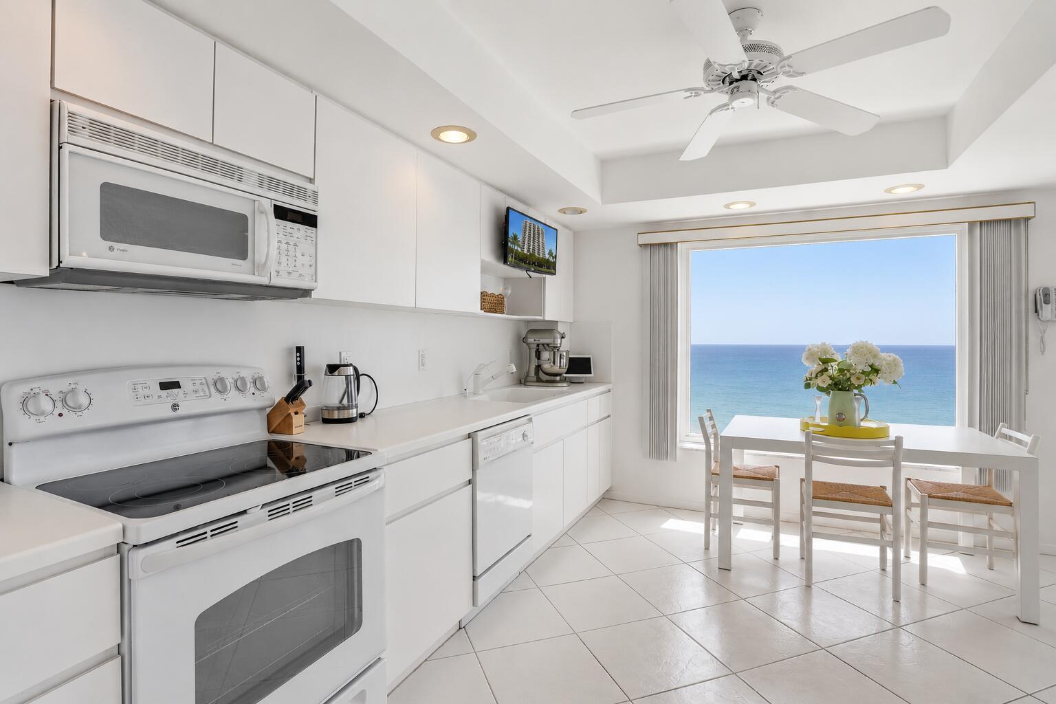 600 South Ocean Boulevard, Unit 6010 Boca Raton, FL 33432 - Photo 13 of 39 Kitchen