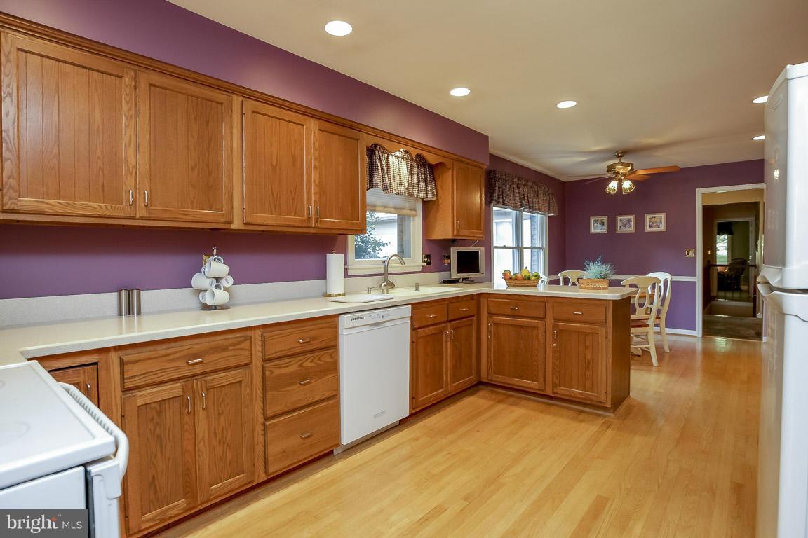 20921 Sunnyacres Road Laytonsville, MD 20882 - Photo 5 of 29 Kitchen