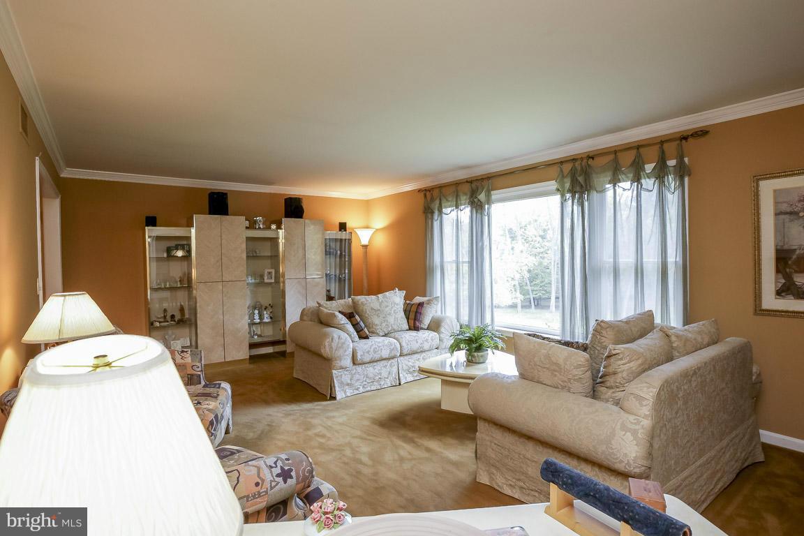 20921 Sunnyacres Road Laytonsville, MD 20882 - Photo 7 of 29 Living Room