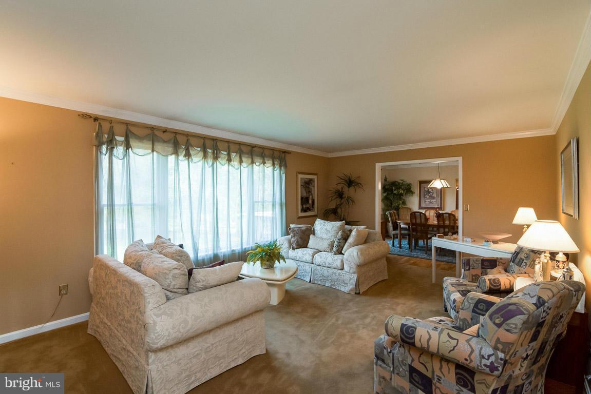 20921 Sunnyacres Road Laytonsville, MD 20882 - Photo 8 of 29 Living Room