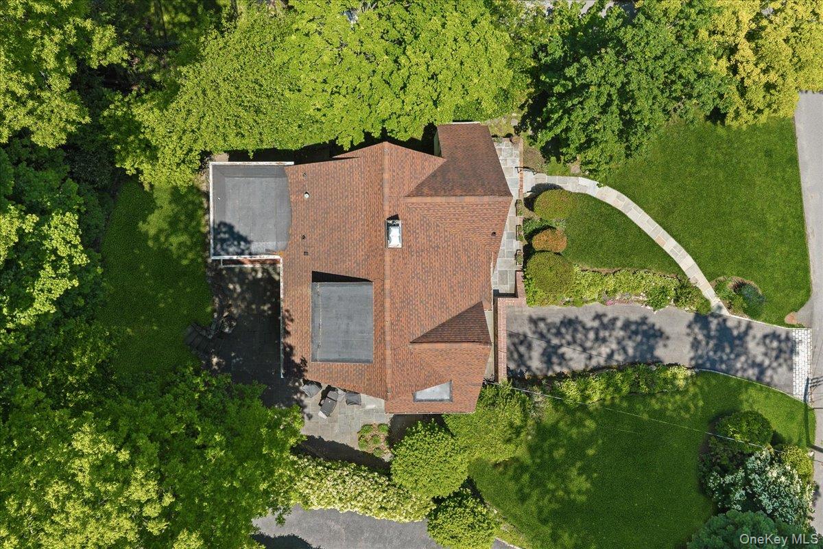 311 Lyncroft Road New Rochelle, NY 10804 - Photo 34 of 39 an aerial view of a house