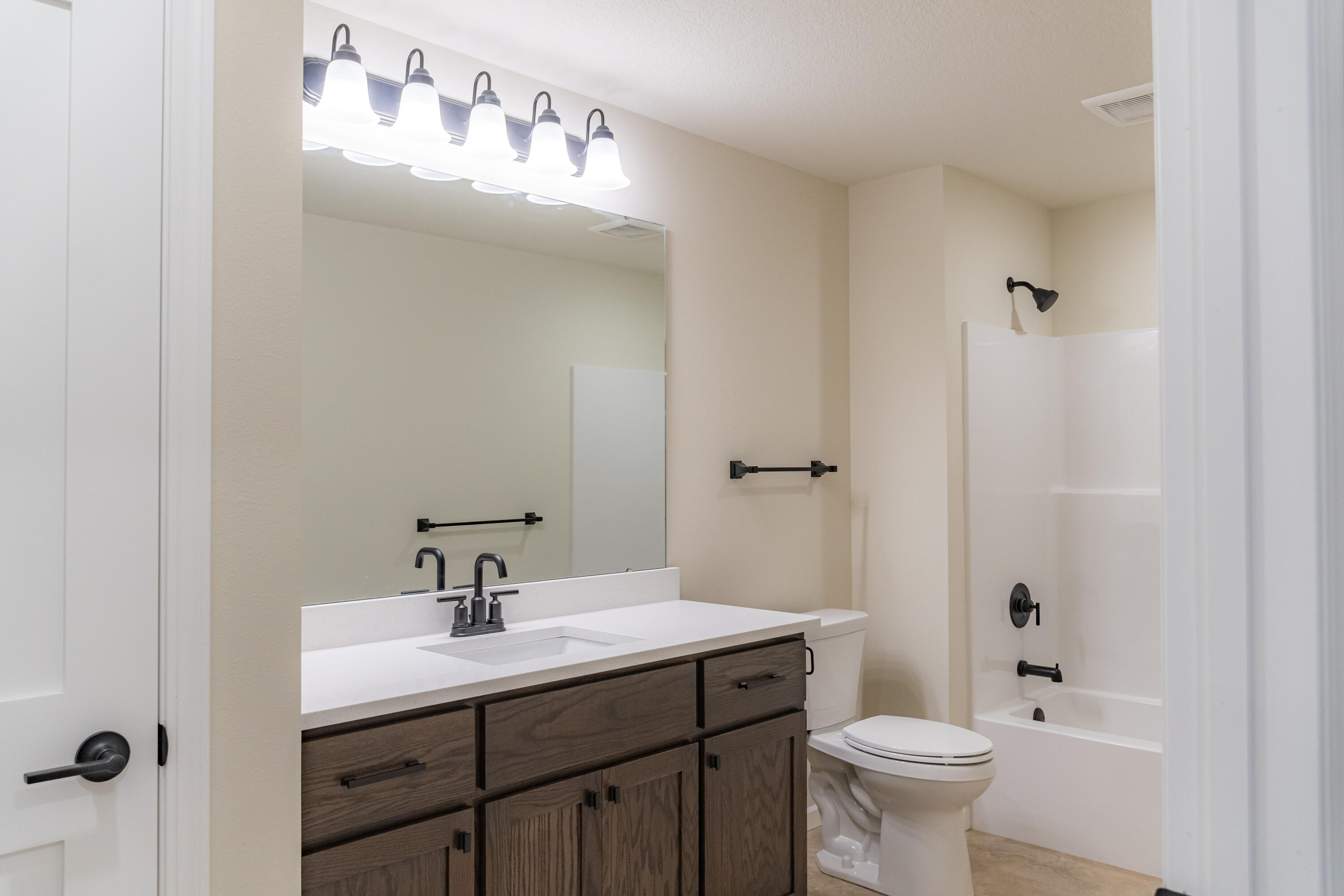 618 Johnson Street Onalaska, WI 54650 - Photo 24 of 29 Bathroom #3