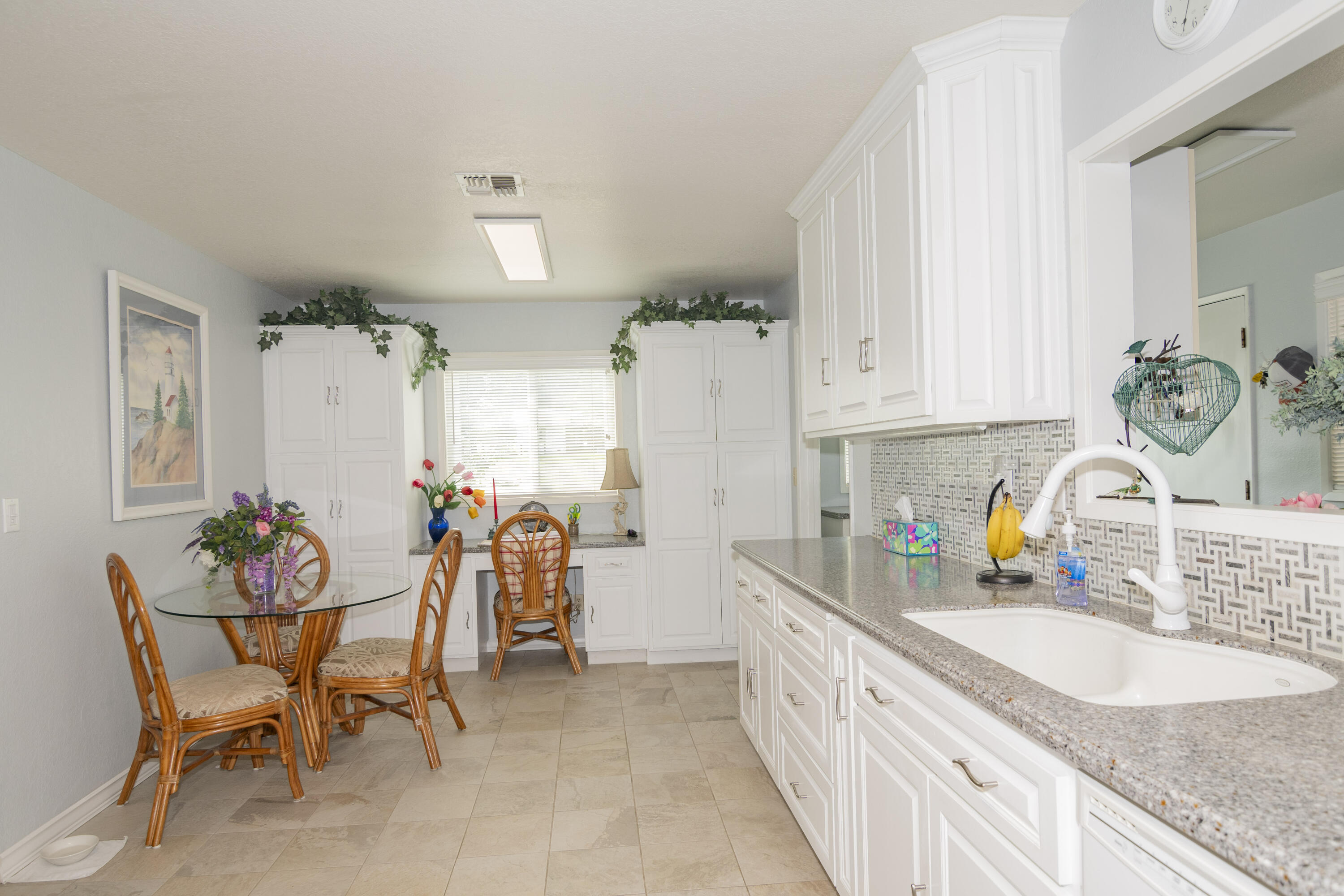 1728 Minear Road Medford, OR 97501 - Photo 14 of 68 Kitchen/Breakfast Nook