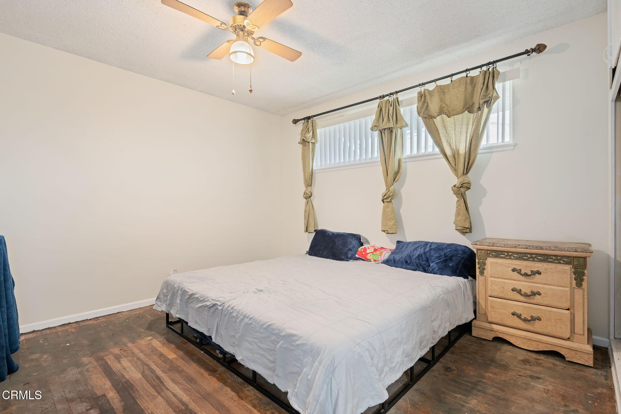 309 Rosa Street West Oxnard, CA 93033 - Photo 14 of 18 a bedroom with a bed and a window