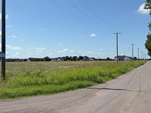 a view of a lake in middle of a city