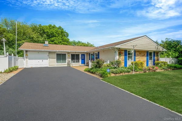 $699,000 | 5 Tawny Pass, Centereach, NY 11720