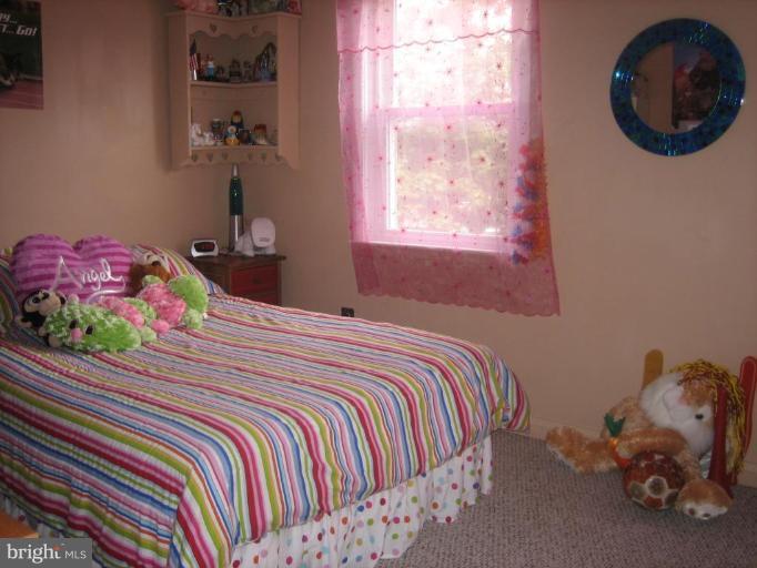 8352 Edgedale Road Parkville, MD 21234 - Photo 4 of 14 a bedroom with a bed and a painting on the wall