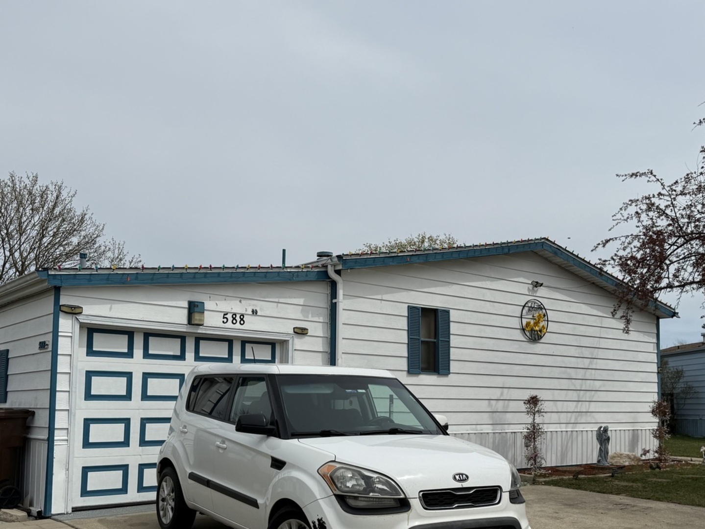 588 Hickory Glen Road Matteson, IL 60443 - Photo 25 of 50 a front view of a house with parking space