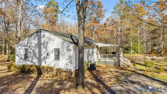a view of a house with backyard