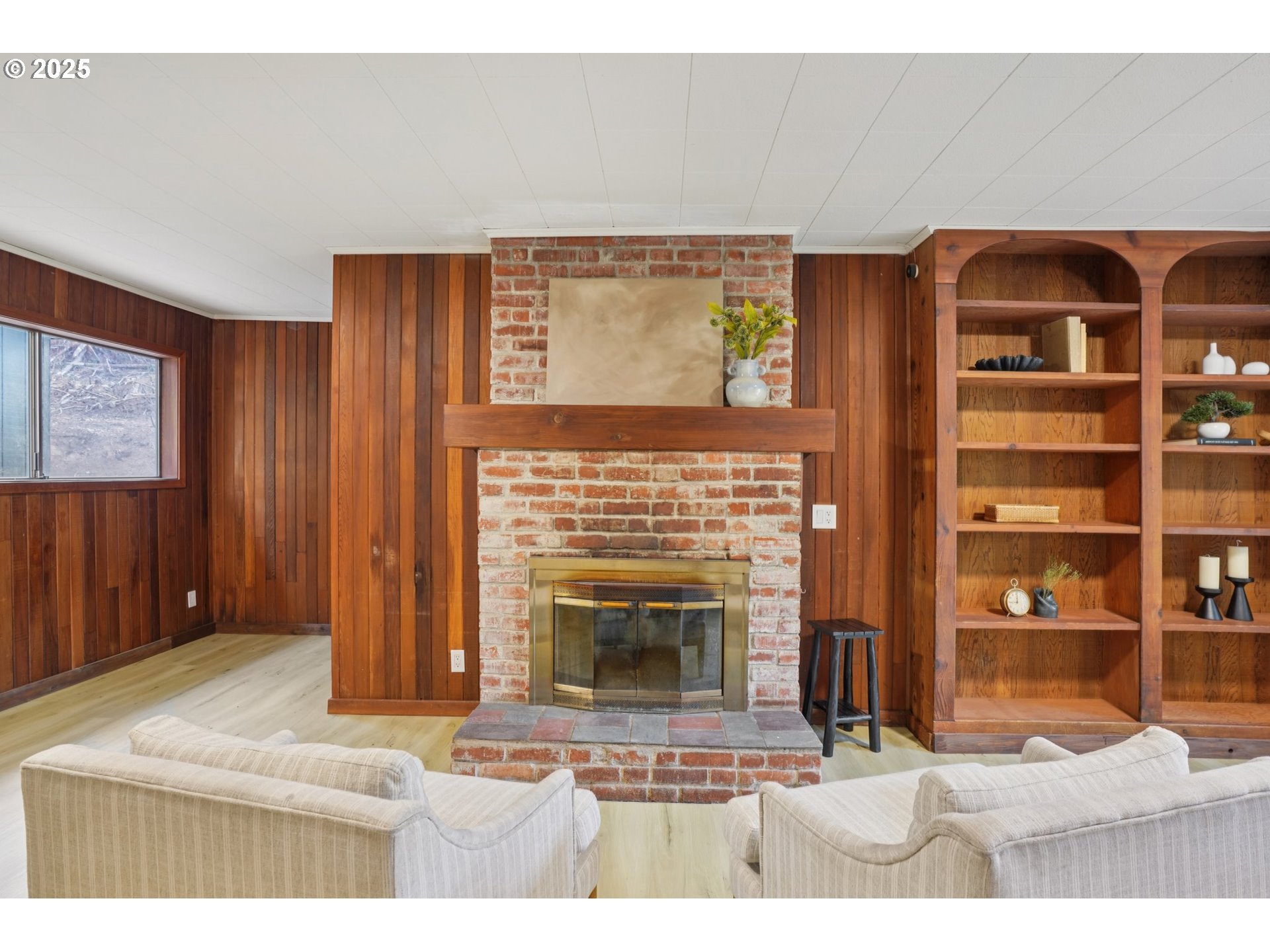72 Whitewater Road Longview, WA 98632 - Photo 20 of 47 a living room with a fireplace
