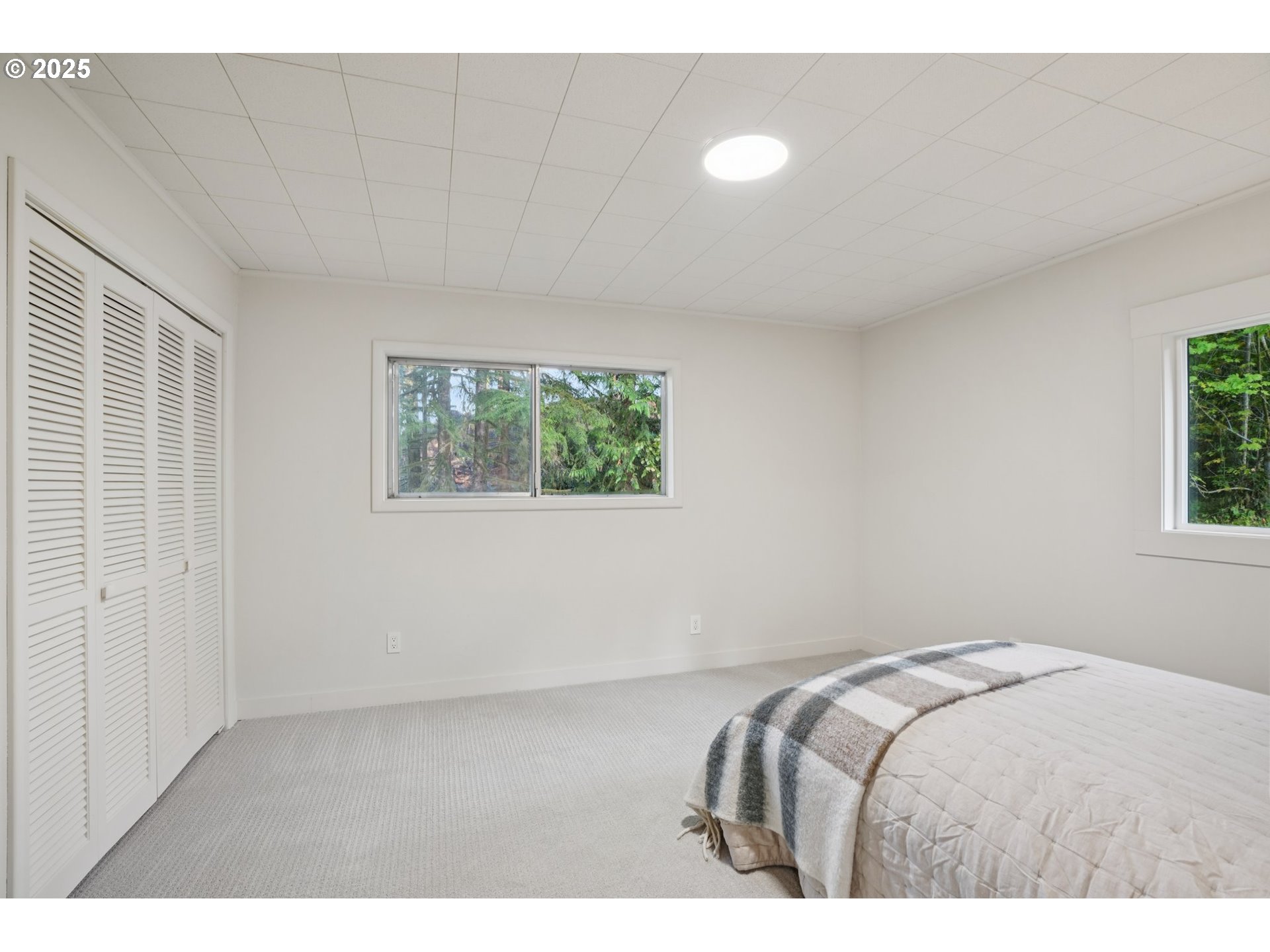 72 Whitewater Road Longview, WA 98632 - Photo 24 of 47 a bedroom with a bed and a window