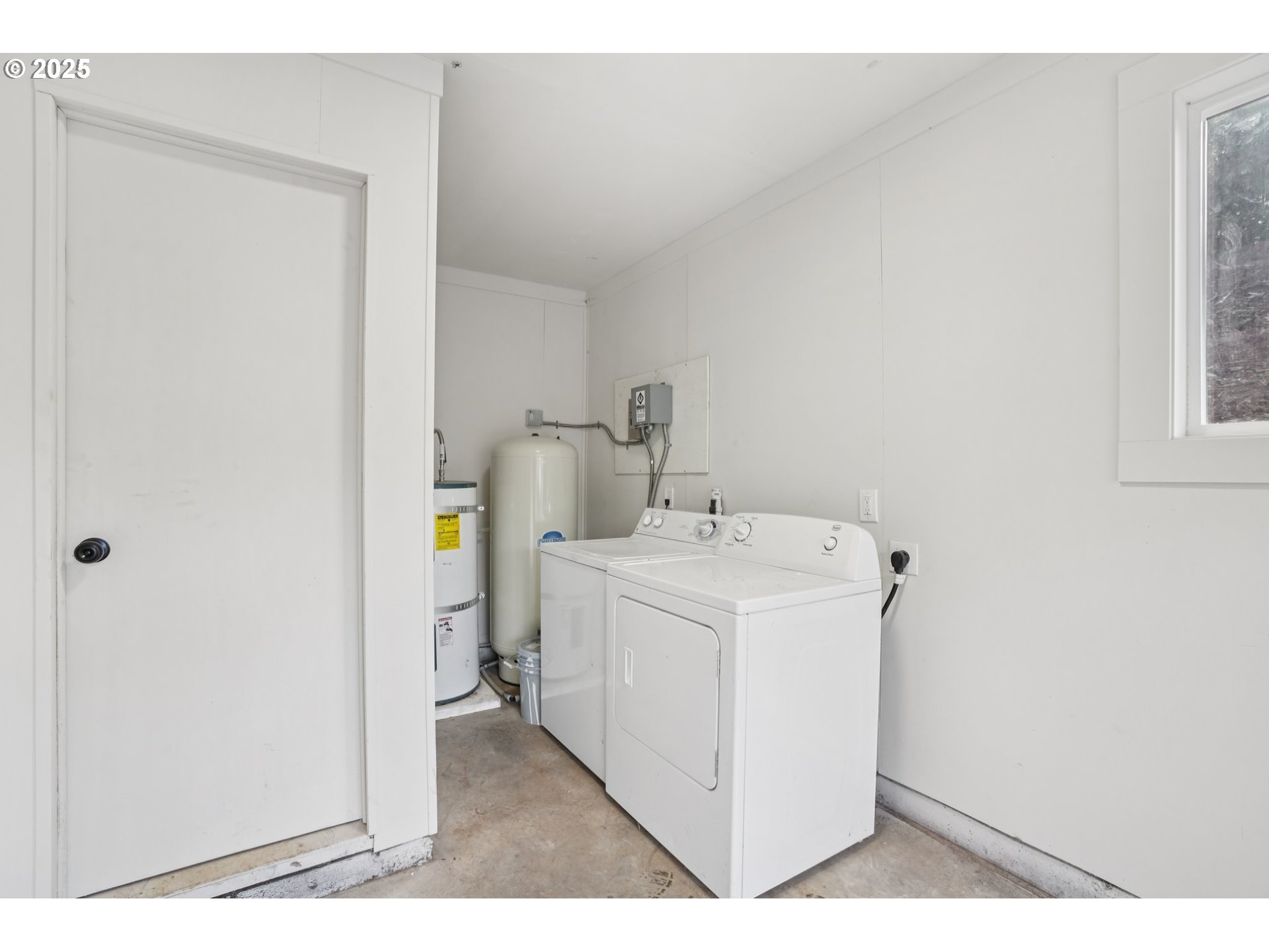 72 Whitewater Road Longview, WA 98632 - Photo 30 of 47 a utility room with dryer and washer
