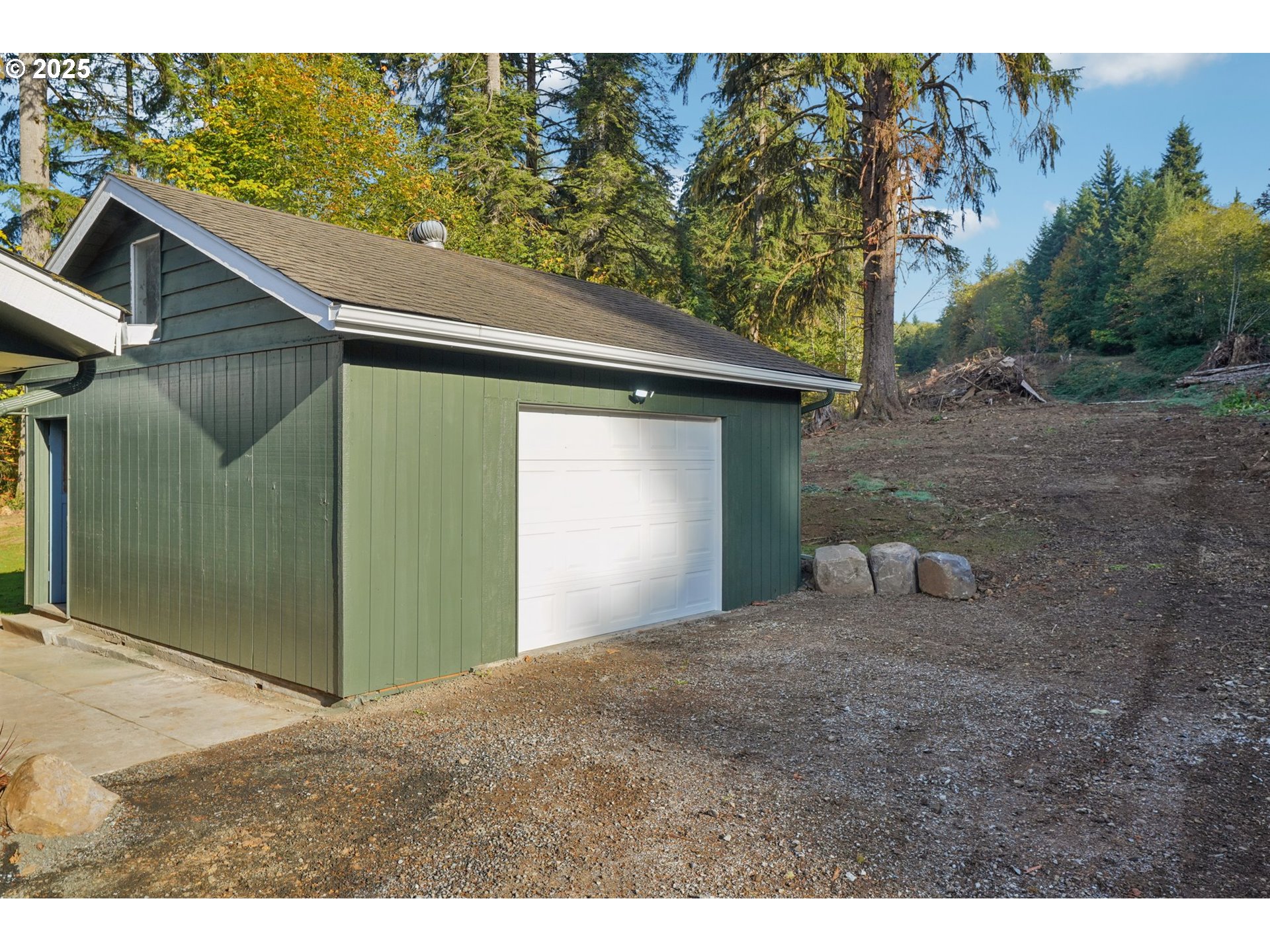 72 Whitewater Road Longview, WA 98632 - Photo 43 of 47 a backyard of a house with table and chairs