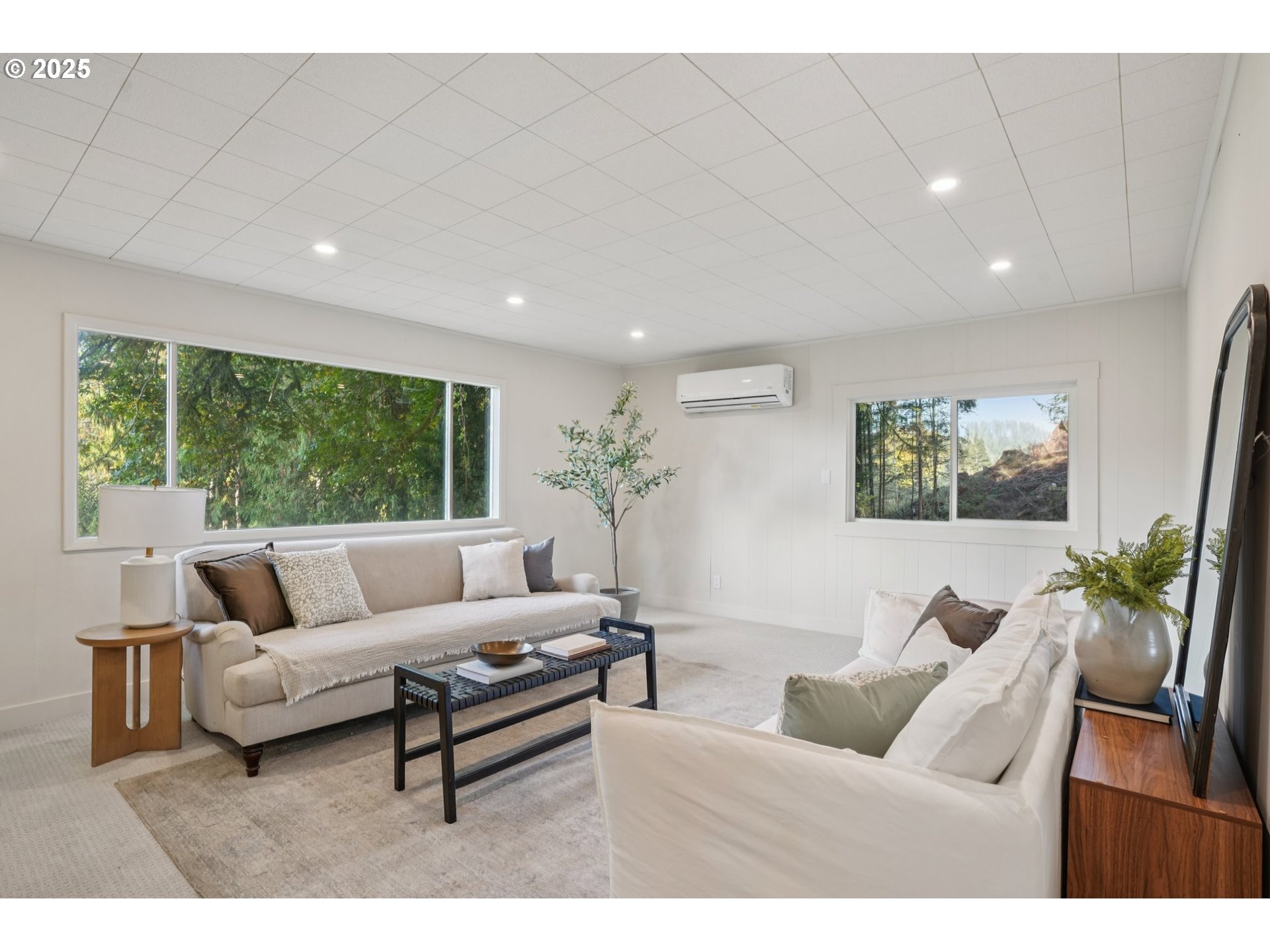 72 Whitewater Road Longview, WA 98632 - Photo 10 of 47 a living room with furniture and a large window