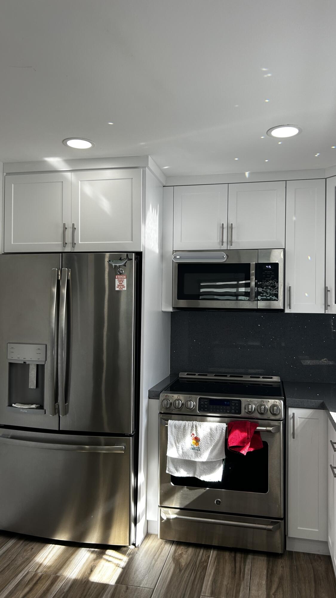 423 Mahogany Avenue Key Largo, FL 33037 - Photo 10 of 37 a kitchen with appliances and cabinets