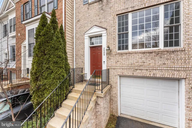$488,000 | 2509 Oak Tree Lane, Woodbridge, VA 22191