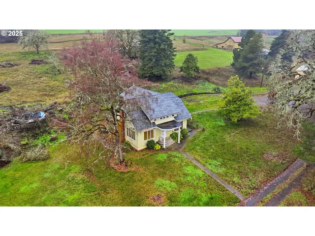 a view of empty room with window