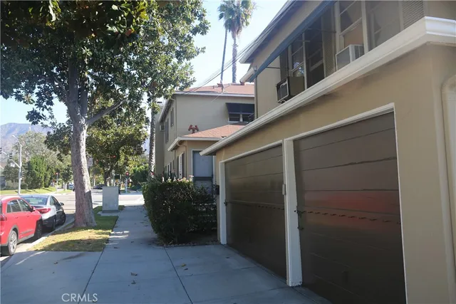 a view of a house with backyard and sitting area