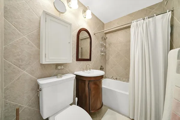 $5,375 | 247 East Chestnut Street, Unit 1301, Chicago, IL 60611