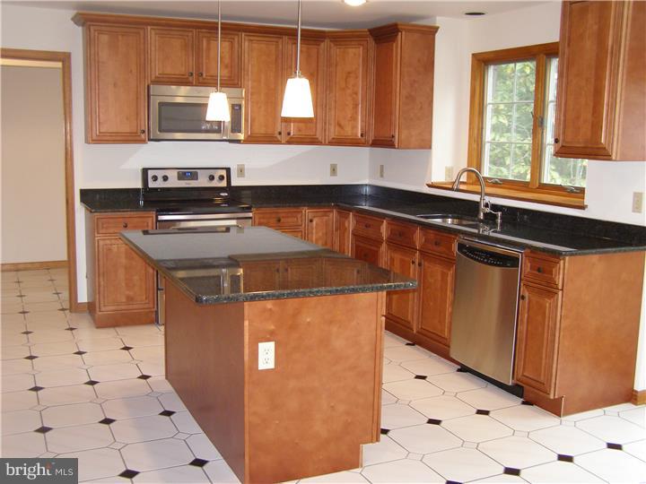 211 Friendship Road Southampton, NJ 08088 - Photo 3 of 23 Kitchen