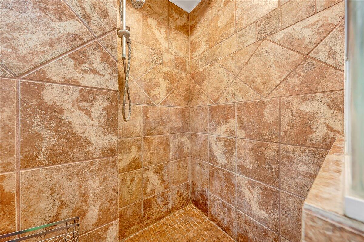 532 Ray Street Roanoke, VA 24019 - Photo 15 of 38 a bathroom with a shower