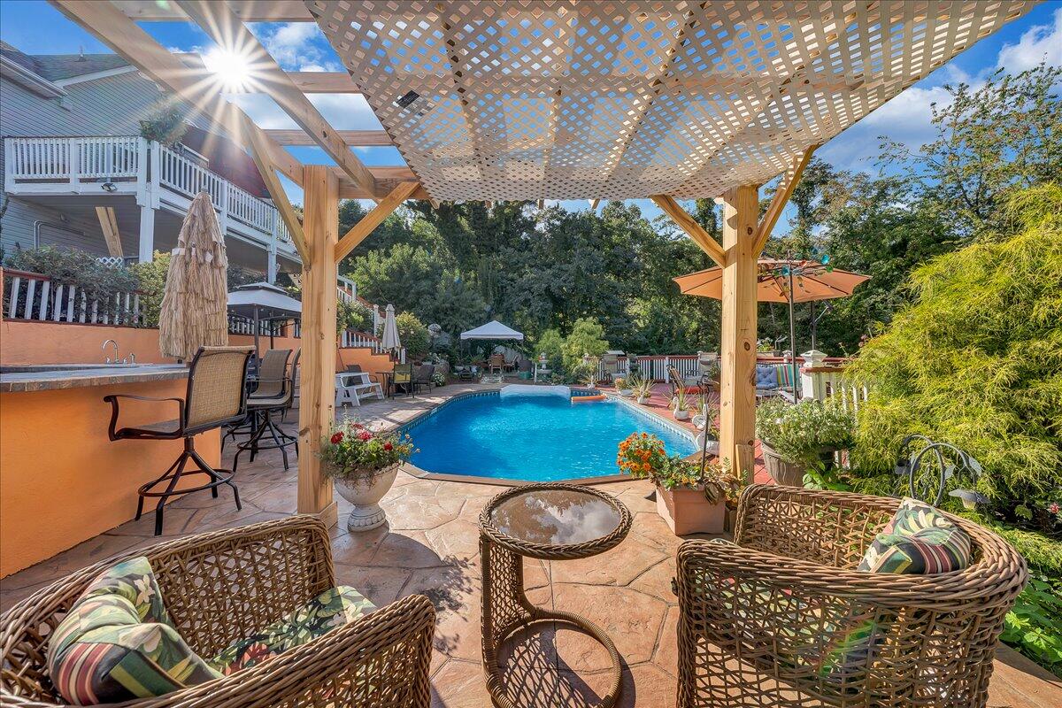 532 Ray Street Roanoke, VA 24019 - Photo 25 of 38 a building outdoor space with patio furniture and potted plants