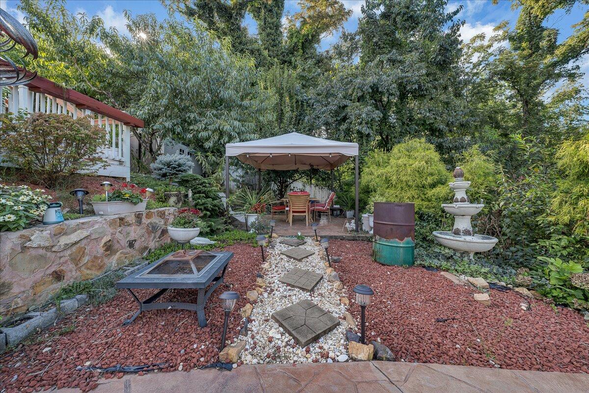 532 Ray Street Roanoke, VA 24019 - Photo 33 of 38 a view of a backyard with sitting area