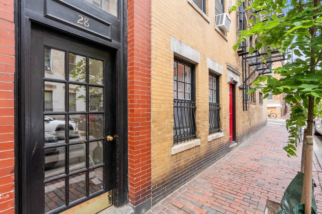 28 Phillips Street, Unit 3 Boston, MA 02114 - Photo 13 of 15