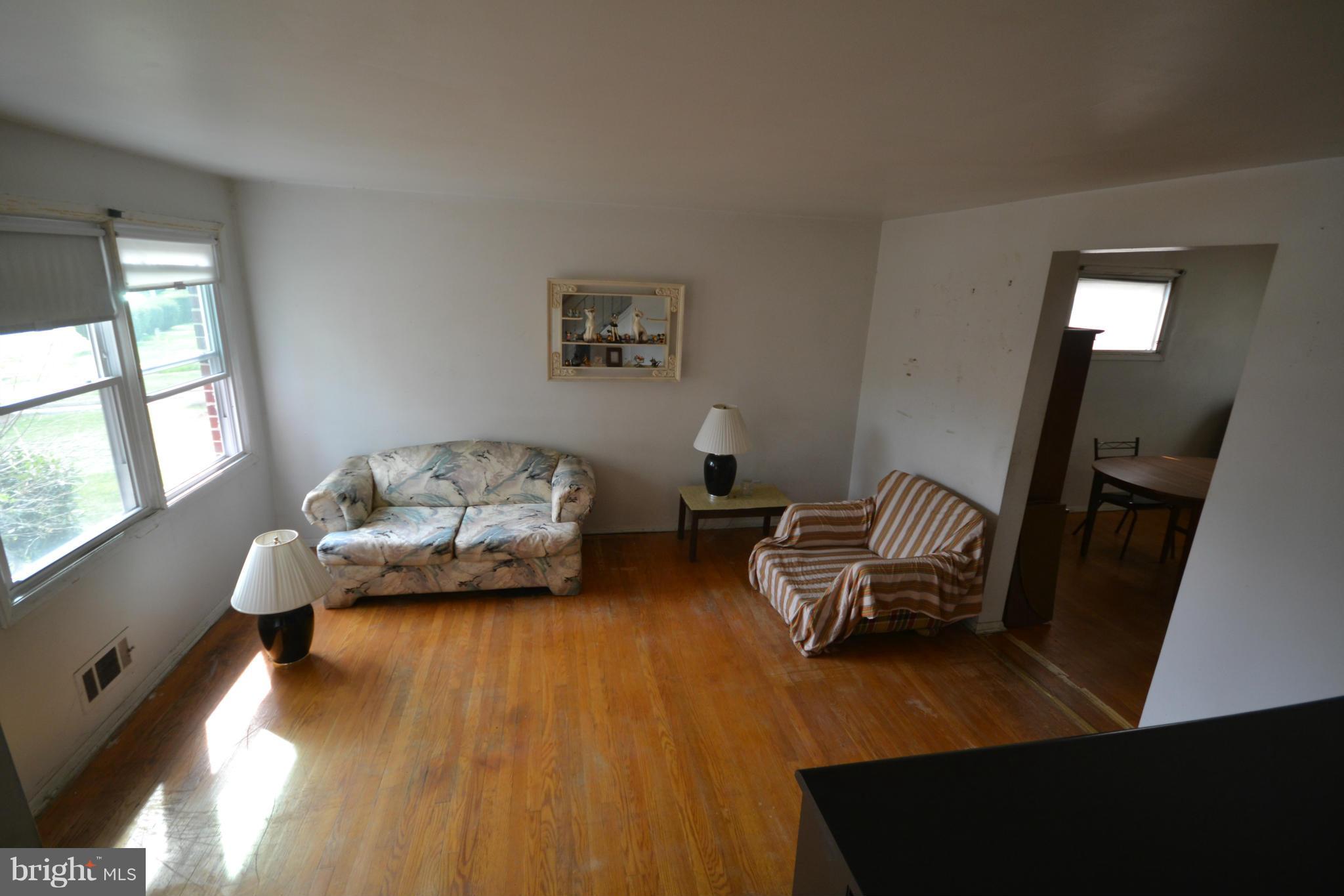 6937 Blanche Road Baltimore, MD 21215 - Photo 4 of 16 Living Room