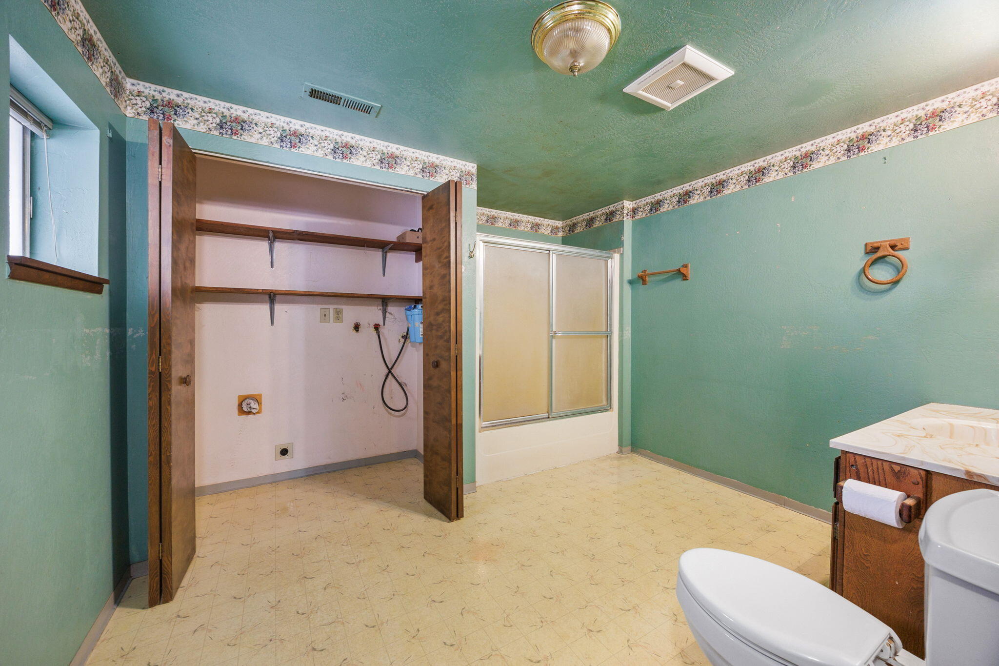 16845 Antioch Road White City, OR 97503 - Photo 16 of 30 bathroom & laundry