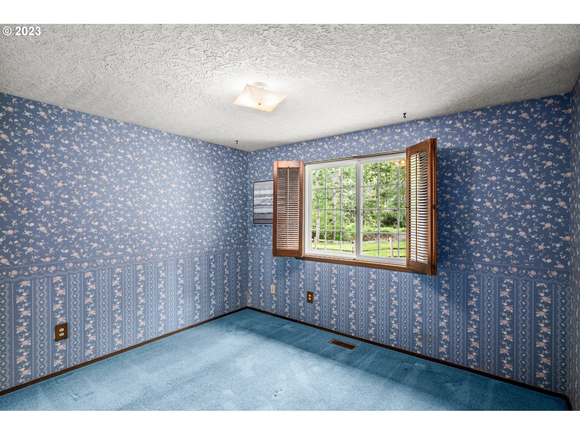 23490 South Beatie Road Oregon City, OR 97045 - Photo 16 of 30 a view of an empty room with a window