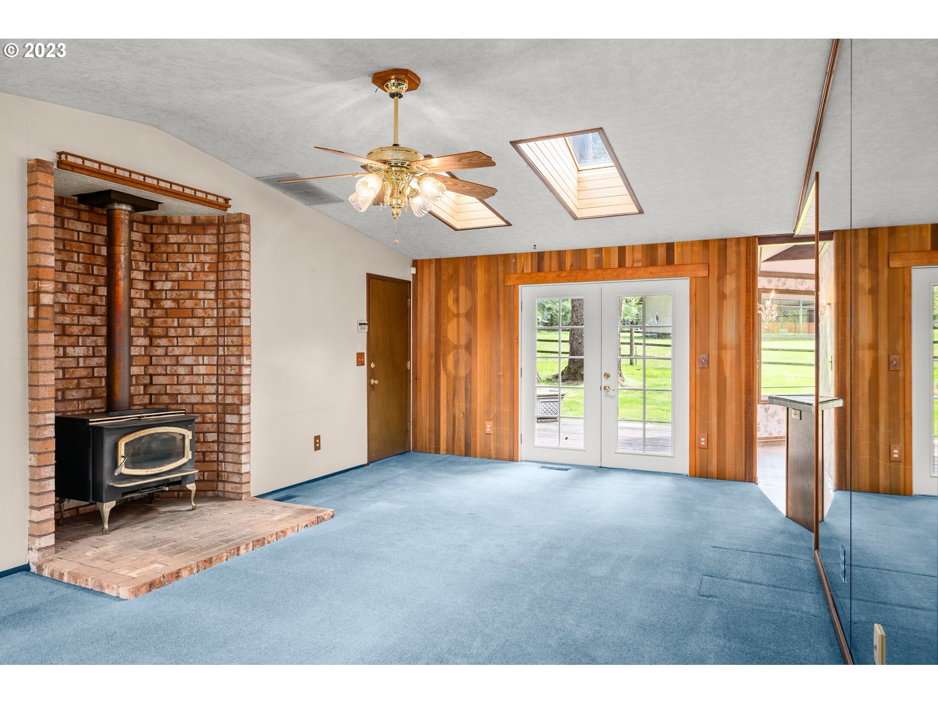 23490 South Beatie Road Oregon City, OR 97045 - Photo 5 of 30 a view of a livingroom with a balcony