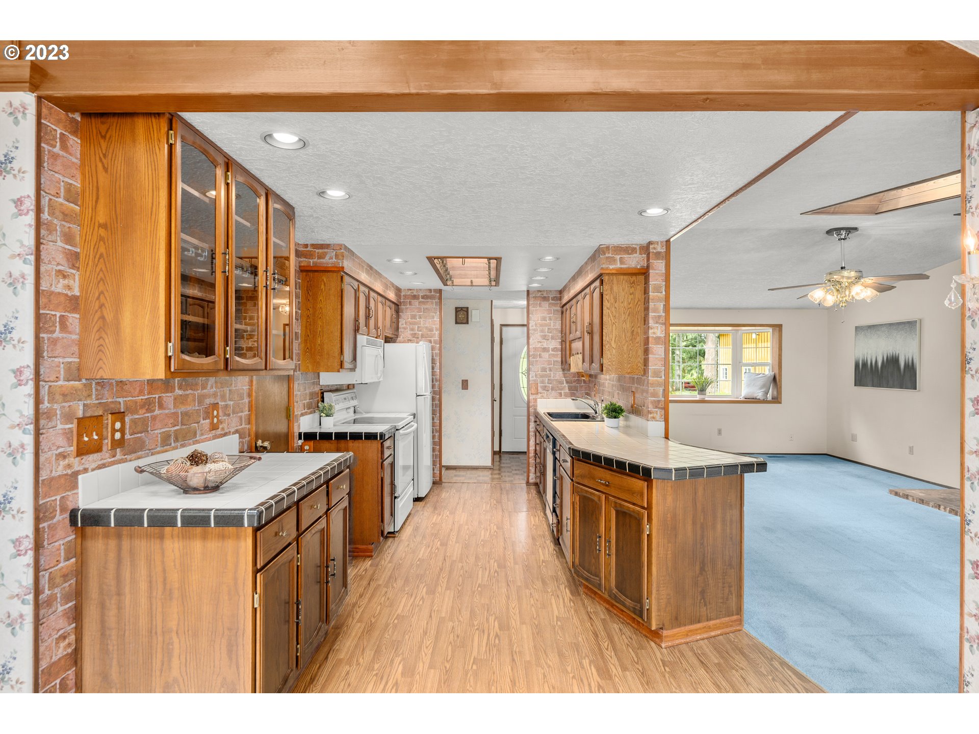 23490 South Beatie Road Oregon City, OR 97045 - Photo 7 of 30 a open kitchen with sink and cabinets